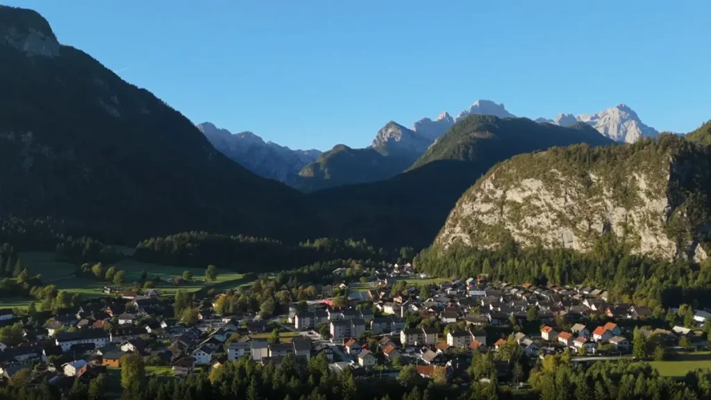 Pogled na veličanstveni Triglav iz Mojstrana sela 