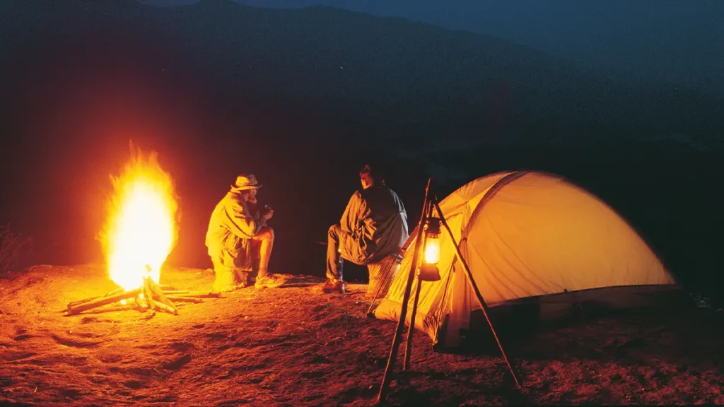 Paljenje vatre u kampu